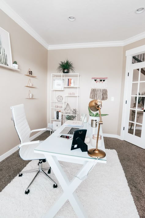 Simple Small Office Ideas, White Aesthetic Office Room, House Office Room Ideas, Clean Modern Office Decor, Home Office Design White Desk, Home Office Inspiration Cozy Chic, L Desk Office Layout Room Ideas, Small Home Office With Carpet, Home Office Influencer