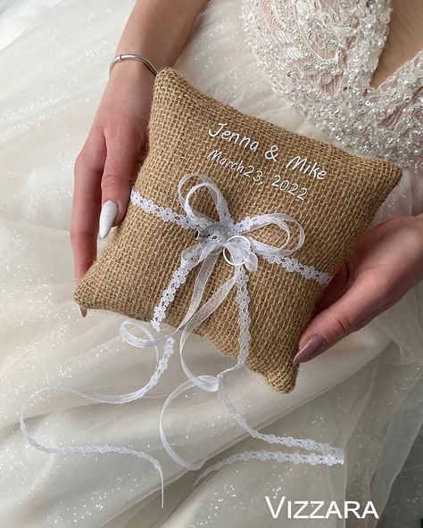 Спешу поделиться последними новинками в моем магазине #etsy: Ring pillow Minimalist wedding, Ring bearer pillow Boho wedding, Wedding pillow Rustic wedding, Burlap ring pillow wedding,Pillow Minimalist https://etsy.me/3JeUhC8 #be #derevenskij #minimalistpillow #ringbea Ring Bearer Pillow Lace, Rustic Ring Bearers, Rustic Burlap Wedding, Enchanted Florist, Wedding Ring Bearer Pillow, Ring Pillows, Rustic Rings, Flower Girl Baskets, Ring Pillow Wedding