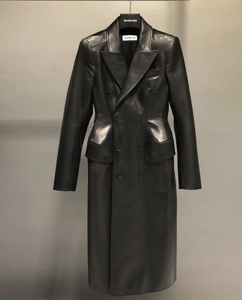 Hourglass Coat, Vintage Fashion Aesthetic, Quiet Luxury Style, Edgy Fashion Outfits, Models Off Duty Style, Balenciaga Leather, Bella Hadid Outfits, Trench Coat Style, Suits And Jackets