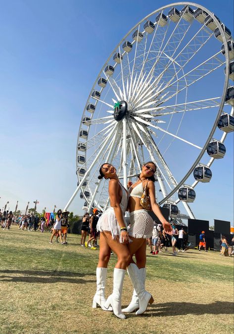 Two girls wearing all white posing in front of a Ferris wheel at Coachella 2022. Festival Poses With Friends, 2022 Aesthetic Outfits, Festival Poses, Summer 2022 Aesthetic, Southern California Travel, Coachella 2022, Festival Aesthetic, Techno Party, 2022 Aesthetic