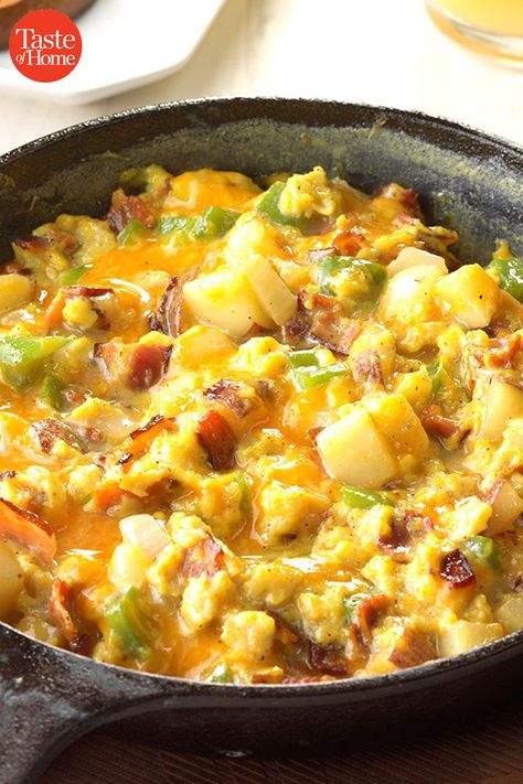 Scrambled Eggs With Potatoes, Wapakoneta Ohio, Egg Scramble, Scrambled Eggs Recipe, Breakfast Skillet, Wakey Wakey, Cast Iron Recipes, Copycat Restaurant Recipes, Eggs Recipe