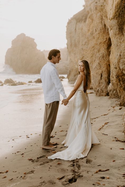 Wedding Pictures Beach, Pre Wedding Praia, Beach Wedding Pics, Engagement Photo Shoot Beach, Engagement Pictures Beach, Small Beach Weddings, Golden Hour Light, Couples Beach Photography, Casual Beach Wedding