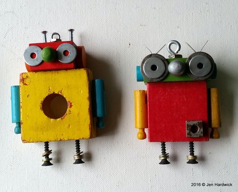 Robot Ornaments, Diy Alphabet Letters, Pop Can Crafts, Recycled Robot, Soda Can Crafts, Aluminum Can Crafts, Scrap Wood Crafts, Recycled Art Projects, Robot Sculpture