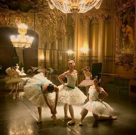 English National Ballet, Raindrops And Roses, Ballet Pictures, Ballet Academy, Paris Opera Ballet, Ballet Beauty, Ballet Inspiration, Ballet Art, Ballet Photos