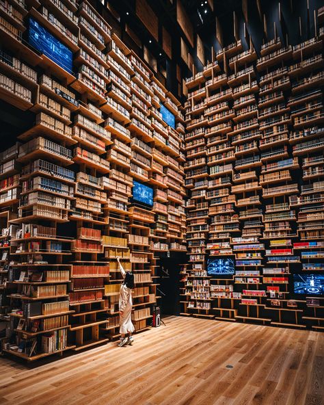 Tokyo’s Kadokawa Culture Museum Houses an Arresting Kengo Kuma-Designed Bookshelf Theater | Colossal American Radiator Building, Massive Library, Thorncrown Chapel, Architecture Cool, Tokyo Museum, Victorian Townhouse, Traditional Books, Kengo Kuma, New Orleans Homes