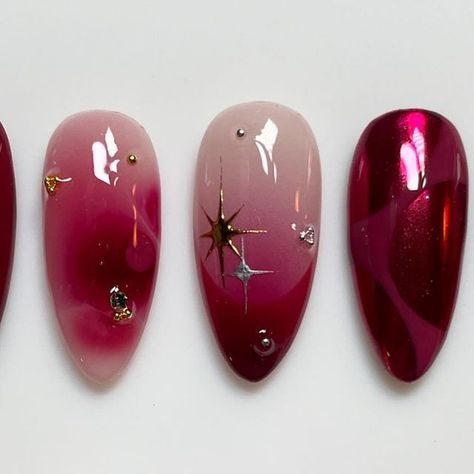 Burgundy Metallic Nails, Red Aurora Nails, Red Fairy Nails, Maroon Nail Art, Cut Dog Nails, Holiday Themed Nails, Aurora Nails, Chrome Nail Art, Maroon Nails