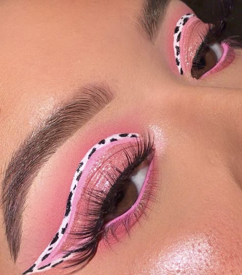 Make Up Rosa, Graphic Liner Ideas, Glamor Makeup, Cowgirl Makeup, Thanksgiving Makeup Looks, Graphic Liner Makeup, Eyeliner Aesthetic, Liner Ideas, Thanksgiving Makeup