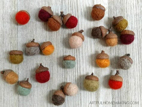 needle felted wool acorns Needle Felt For Beginners, Felt For Beginners, Felting For Beginners, Felted Wool Acorns, Tovad Ull, Felted Acorns, Needle Felting Diy, Wool Felt Projects, Needle Felted Christmas