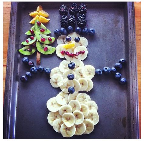 Snowman Fruit Tray, Winter Wonderland Fruit Tray, Fruit Snowman, Creative Christmas Treats, Holiday Party Snacks, Holiday Cookie Party, Winter Snack, Birthday Party Drinks, Healthy Christmas Recipes