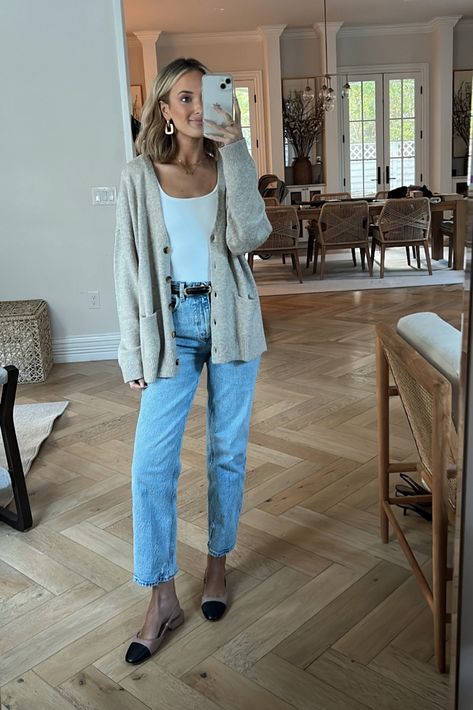 Clean Oversize Cardigan curated on LTK White Oversized Cardigan Outfit, Oversized Cream Cardigan Outfit, Mom Fit Jeans Outfits, Oversize Cardigan Outfit, Tr Kibbe, Fitted Cardigan Outfit, Cafe Fits, Style Oversized Cardigan, Tommy Hilfiger Outfits Women