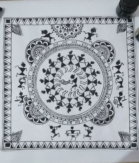 Warli painting is a form of tribal art mostly created by the tribal people of Maharashtra, India. This form of art includes simple principle which use a set of basic geometric shapes: a circle, a triangle, and a square. Warli Art Composition, Varli Painting Art Simple, Traditional Warli Art, Art Forms Of India Drawing, Simple Warli Art, Adiwasi Art, Warli Mandala Art, Warli Art Painting, Indian Art Forms