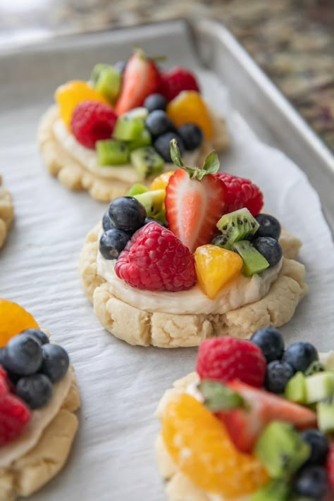 Fruit Pizza Cookies, Pizza Cookies, Summer Sweets, Soft Sugar Cookies, Fruit Pizza, Think Food, Snacks Für Party, Baking Pan, Easy Cookies