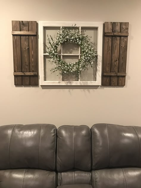 DIY window pane and shutters home farmhouse decor! Jendela Vintage, Natural Interiors, Farmhouse Windows, Wall Decor Design, Farmhouse Decor Living Room, Diy Farmhouse Decor, Country Farmhouse Decor, Country House Decor, Farmhouse Wall Decor