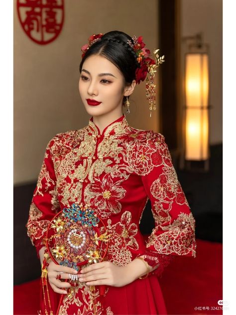 Chinese Tea Ceremony Hair, Chinese Bride Hairstyle, Chinese Wedding Hairstyles, Sangjit Hairstyle, Sangjit Hairdo, Tea Ceremony Hair, Red Wedding Makeup, Chinese Wedding Hair, Chinese Attire