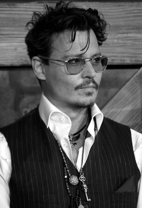 Actor Black And White, Johnny Depp Aesthetic, 90s Johnny Depp, Dv Survivor, Johnny Depp Images, Johnny Depp Characters, Pirates Of Caribbean, جوني ديب, Kaptan Jack Sparrow