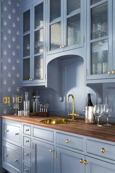 10 Blue Kitchen Cabinet Ideas to Upgrade Your Kitchen Today Desain Pantry, Kabinet Dapur, Blue Kitchen Cabinets, Blue Cabinets, Butler Pantry, Pantry Design, Wood Countertops, Blue Kitchens, Luxury Kitchens