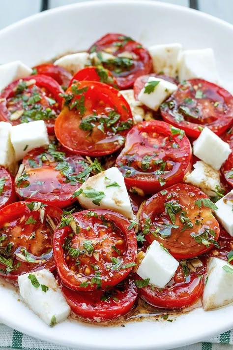 Sommer Mad, Marinated Tomatoes, Summer Flavors, Tomato Salad Recipes, Bbq Sides, Recipes Salads, Tomato Salad, Tomato Recipes, Summer Food