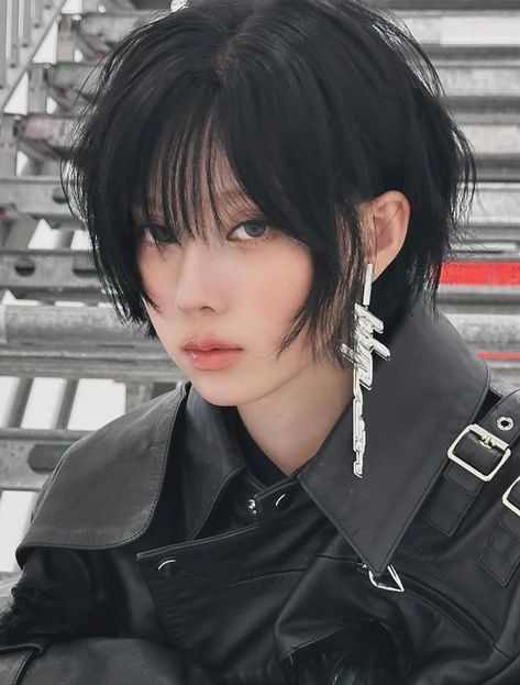 Kpop Short Hair, Ulzzang Short Hair, Winter Icon, Short Hair Black, Winter Shorts, Girl Haircut, Hair Inspiration Short, Aespa Winter, Whiplash