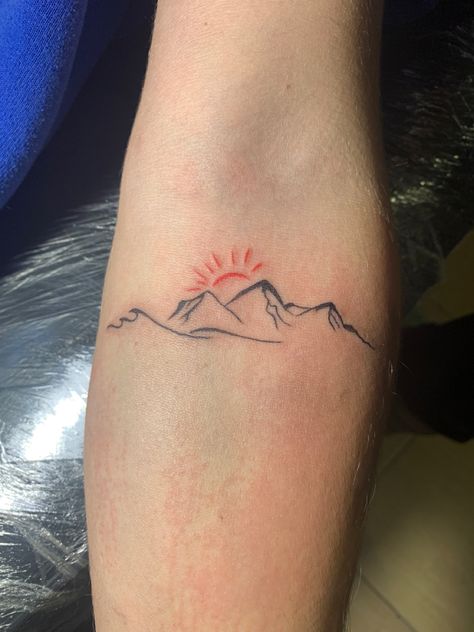 Tennessee Tattoos For Women, Waves And Mountains Tattoo, Mountain Sunset Tattoo, Colorado Tattoo Ideas For Women, Tattoo Montagne, Panama Tattoo, Utah Tattoo, Tattoo Wave, Beautiful Tattoo Designs