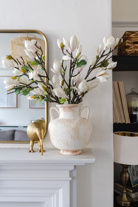 DIY Aged White Terracotta Vase - An Edited Lifestyle Diy Decor Living Room, Diy Decor Bedroom, Living Room Diy Decor, Bedroom Diy Decor, Room Diy Decor, Aged Terracotta, Vase Project, Diy Projects For The Home, Diy Interior Decor