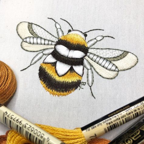 Trish Burr Embroidery’s Instagram post: “Miss daisy bumble bee- project 2 for mini journal.  Have a bee-eautiful day everyone😁🐝” Trish Burr Embroidery, Free Hand Embroidery Patterns, Trish Burr, Free Hand Embroidery, Bee Embroidery Design, Bird Quilt Blocks, Simple Hand Embroidery Patterns, Bee Embroidery, Bird Quilt