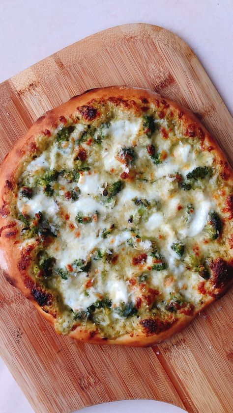 Broccoli pizza with basil pesto? Really? When you are done being safe with the usual izza toppings, dare to slice into this. Basil Pesto Pizza, Pesto Pizza Toppings, Pizza With Broccoli, Pizza With Basil, Broccoli Pizza, Pesto Pizza Recipe, Basil Pizza, Creamy Pesto Sauce, How To Make Broccoli