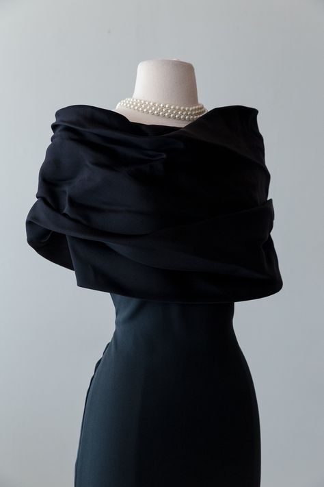 Aesthetic Outfits For School, Store Pics, Pretty Eye Makeup, Eye Makeup Ideas, 파티 드레스, Silk Cocktail Dress, Elegant Dresses Classy, Alternative Style, Bill Blass