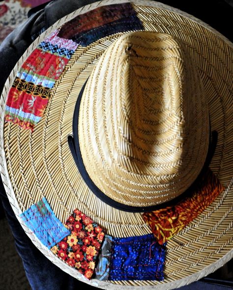 Hat Band Ideas, Diy Straw Hat, Straw Hat Diy, Straw Hat Crafts, Diy Straw, Band Ideas, Clothing Upcycle, Painted Hats, Visible Mending