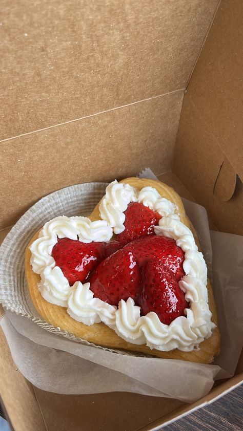 Heart Shaped Pie, Heart Shaped Baking Ideas, Heart Shaped Desserts, Strawberry Tiramisu, Strawberry Hearts, Strawberry Tart, Heart Shaped Cakes, Valentines Day Desserts, Fruit Tart