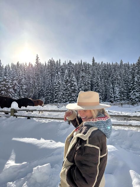 Cowgirl Christmas Outfit, Mom Jeans Outfits Winter, Cozy Outfit Ideas Winter, Winter Mom Outfits, Jackson Hole Wyoming Winter, Cozy Outfit Aesthetic, Jeans Outfits Winter, Mom Jeans Outfits, Aesthetic Winter Fashion