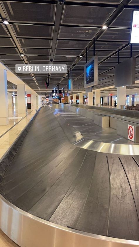 Aesthetic Travel Pictures, Airport Vibes, Frankfurt Airport, Travel Photoshoot, Airport Pictures, Airport Aesthetic, Travel Picture Ideas, Airport Photos, Travel Pictures Poses