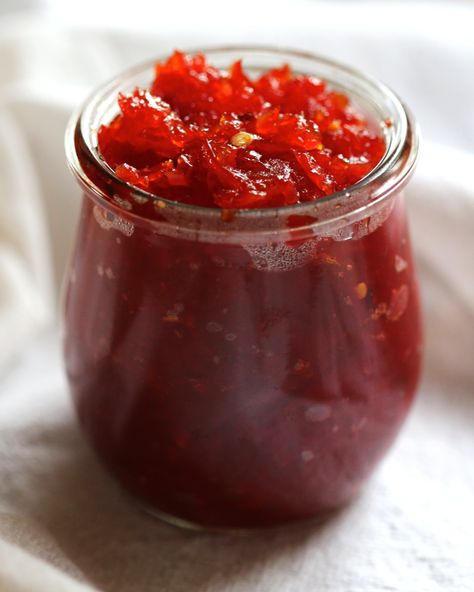 Serve this versatile sweet and spicy bell pepper jam as a condiment for a charcuterie, a glaze on meat or spread on a plate and top with grilled fish. - Via Y Delicacies. Red Bell Pepper Recipes, Red Pepper Jam, Red Pepper Relish, Sweet Pepper Recipes, Sandwich Healthy, Pepper Jam, Pepper Sandwich, Relish Recipe, Pepper Relish