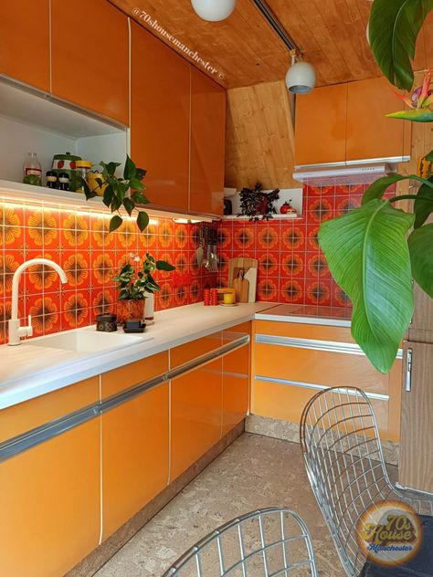 Mcm Kitchen, 70s House, Orange Kitchen, Beautiful Interior Design, 70s Vintage, Art Styles, The 70s, Kitchen Style, Kitchen In