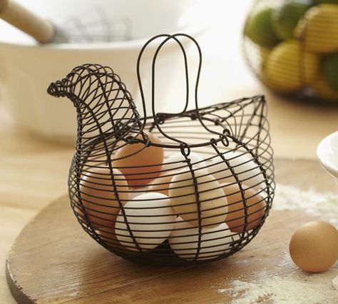 Kitchen Retro: Discover 5 Vintage Inspired Kitchen Baskets to Decorate your Kitchen Egg Baskets, Wire Egg Basket, Before And After Kitchen, Vintage Inspired Kitchen, Bold Kitchen, Rustic Baskets, Kitchen Retro, Creative Wreaths, Kitchen Basket Storage