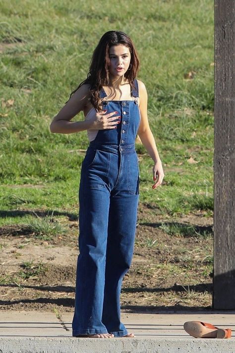 Cute Dungaree Outfits, Denim Dungarees Outfit, Dungaree Outfits, Selena Gomez Jeans, Dungarees Outfit, Cute Dungarees, Celebrity Jeans, Dungaree Outfit, Selena Gomez Outfits