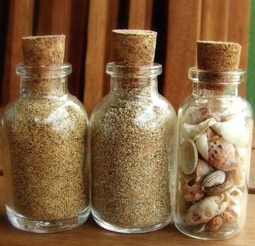 mini beach sand bottles, need to remember to do this with all the shells and sand we have from vacations. Beach Keepsakes, Nautical Decor Diy, Beachy Bathroom, Decorating Crafts, Sand Collection, Shells And Sand, Beachy Decor, Driftwood Crafts, Shell Beach