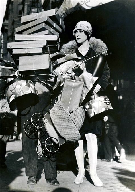 Taking her Christmas Shopping Seriously! c.1928  via Mary Evans Picture Library / Everett Collection Vintage Foto's, 1920's Fashion, Today Pictures, The Roaring Twenties, The 20s, Roaring 20's, Jazz Age, Photo Vintage, Roaring Twenties