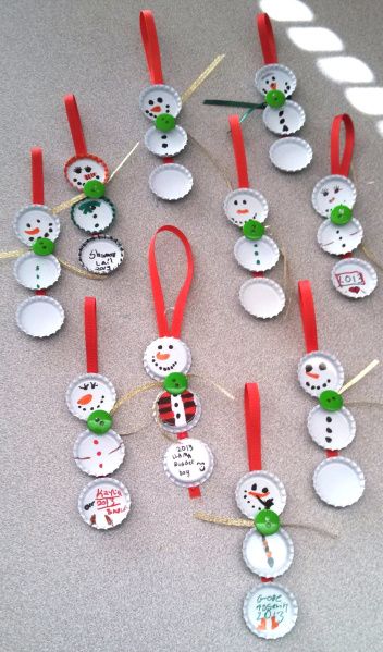 Classroom Ornaments, Bottle Cap Ornaments, Beer Bottle Cap Crafts, Make Christmas Ornaments, Diy Bottle Cap Crafts, Bottle Top Crafts, Bottle Cap Projects, Ball Canning, Diy Christmas Ornaments Easy