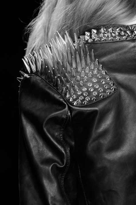 gaga's spiked shoulder pads on a leather jacket Detail Couture, Studs And Spikes, Boho Mode, Catty Noir, Punk Rock Fashion, Estilo Punk, Love Clothing, Glam Rock, Dark Fashion