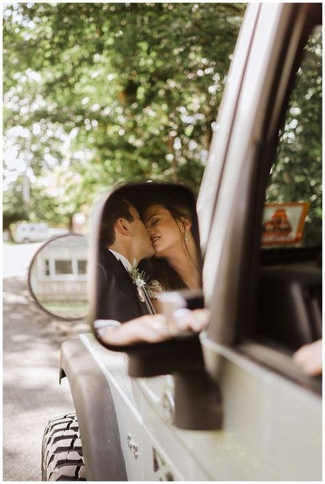 Couple Poses Photography Wedding, Jeep Wedding, Couple Poses Photography, Mountains And Lake, Wedding Snap, Wedding At Lake, Bridal Car, Foto Wedding, Wedding Portrait Poses