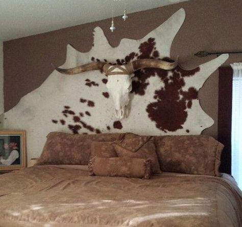 6 DIY western headboard ideas or alternatives to headboards. Try hanging rugs, skulls or a mix of rustic materials to decorate your bedroom. Decorate Bedroom Wall, Western Headboard, Headboard Alternative, Cowhide Decor, Western Bedrooms, Western Bedroom Decor, Western Rooms, Decorate Bedroom, Western Bedroom