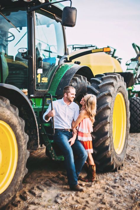 Farm Family Pictures, Country Couple Pictures, Country Engagement Pictures, Cute Country Couples, Engaged Couples Photography, Farm Pictures, Country Couples, Engagement Photos Country, Wedding Engagement Pictures