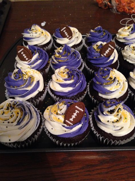 Baltimore Ravens cupcakes Baltimore Ravens Tailgate Food, Baltimore Ravens Birthday Party Ideas, Ravens Birthday Party, Ravens Cake, Baltimore Ravens Cake, Football Desserts, Birthday Cupcakes Boy, Sports Themed Cakes, Football Rooms