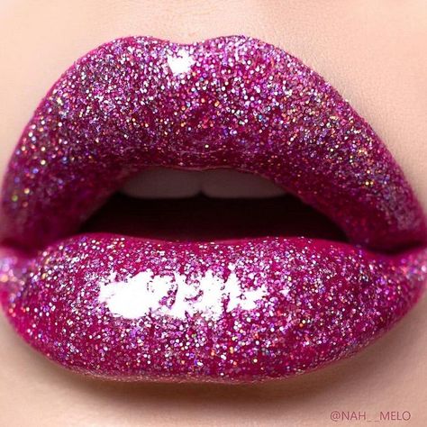 Fabulous lip makeup ideas - Beautiful metallic lip #lipmakeup #makeup #lipstick #beauty Lip Makeup Ideas, Colorful Lips, Basic Makeup Tutorial, Lip Art Makeup, Metallic Lips, Lipstick Kit, Lipstick Art, Pink Lip Gloss, Lips Shades