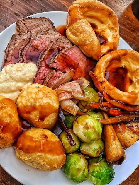 British Roast Dinner, Roast Ideas, Roast Dinner Sides, Sunday Roast Dinner, Ground Beef And Cabbage, Sunday Dinner Recipes, Easy Chicken Breast, Ground Chicken Recipes, Roast Dinner