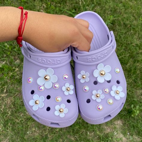 18pcs Set Of Flowers And Pearls Fits All Crocs Lavender Crocs Aesthetic, Crocks Shoes Outfit Women, Croc Charms Ideas, Croc Charm Ideas, Preppy Crocs, Crocs Colors, Lilac Crocs, Crocs Inspiration, Croc Outfits Women