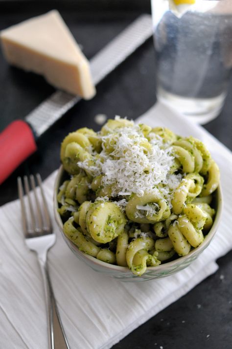 Garlicky Sweet Pea Pesto || HeathersDish.com Pea Pesto Pasta, Pesto Sauce For Pasta, Pea Pesto, Yummy Pasta Recipes, Healthy Pasta Recipes, The Hours, Pesto Pasta, Easy Family Meals, Meatless Meals