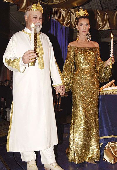 Celine Dion Wedding, Céline Marie Claudette Dion, Famous Wedding Dresses, Celebrity Wedding Photos, Celebrity Bride, Unconventional Wedding Dress, Wedding Movies, Hollywood Wedding, Judi Dench