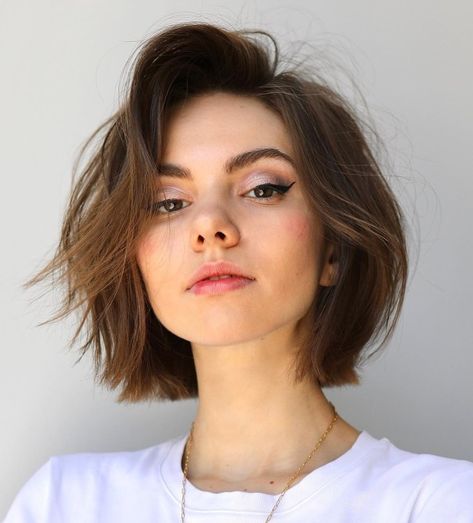 Slimming Comb-Over Chin-Length Bob Thicken Fine Hair, Modern Bob Haircut, Shaggy Bob Hairstyles, Chin Length Haircuts, Messy Haircut, Chin Length Bob, Straight Blonde Hair, Chin Length Hair, Natural Wavy Hair