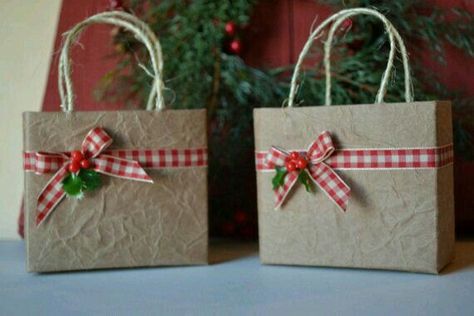 #giftbox #giftsforher #giftwrappingideas #giftsforhim #handmade #christmas #wrappingpaper #birthday Decorated Gift Bags, Gift Bags Diy, Small Christmas Gifts, Gift Wrapping Inspiration, Gifts Wrapping Diy, Pola Sulam, Country Gifts, Creative Gift Wrapping, Small Gift Bags